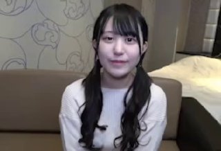 乖巧邻家小妹妹！和小男友居家操逼！白色衬衣牛仔短裤，抓起屌吸吮，骑乘位美臀上下套弄，极度诱惑